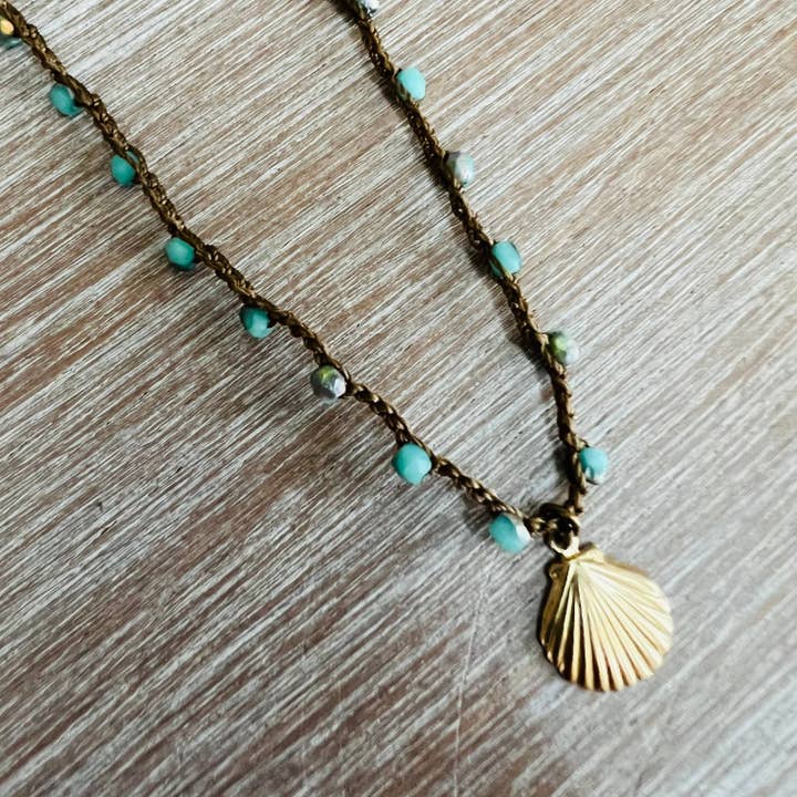 Twist Style - Vente Colliers à pendentif - Perles bleues délicates en bord de mer avec breloque en forme de coquillage en métal doré