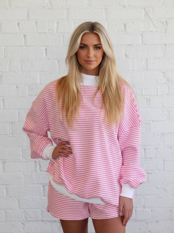 Conjunto de Sweatshirt com Gola Alta e Calções Largos às Riscas por atacado de PRETTY BASH