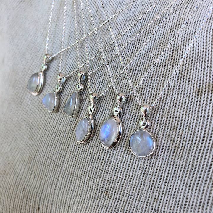 Sierlijke halsketting met maansteen voor wholesale door Farmhouse Moon