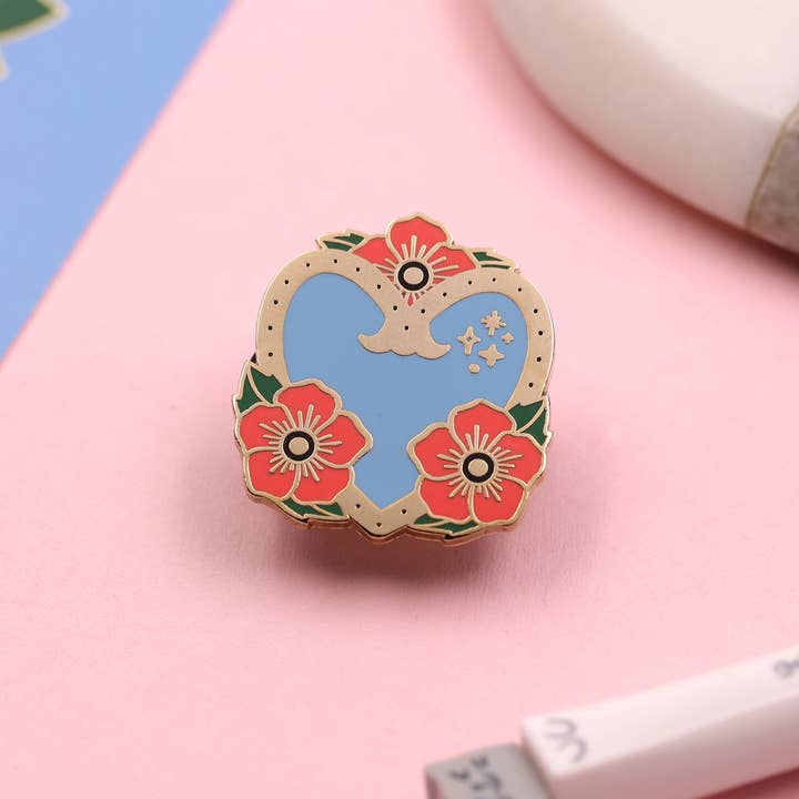 Épingle en émail cœur tatouage floral traditionnel - Bleu pour la vente par Girl and Cat Studio