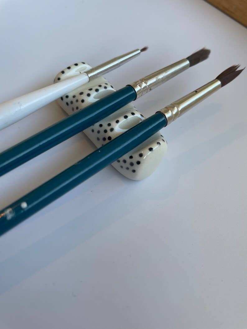 Muddy Ceramic Limited – wholesale Paint/wax brush – Miniature paint brush holder, ceramic paintbrush holder, paint brush rest, paint brush holder, white brush rest, gift for artists4
