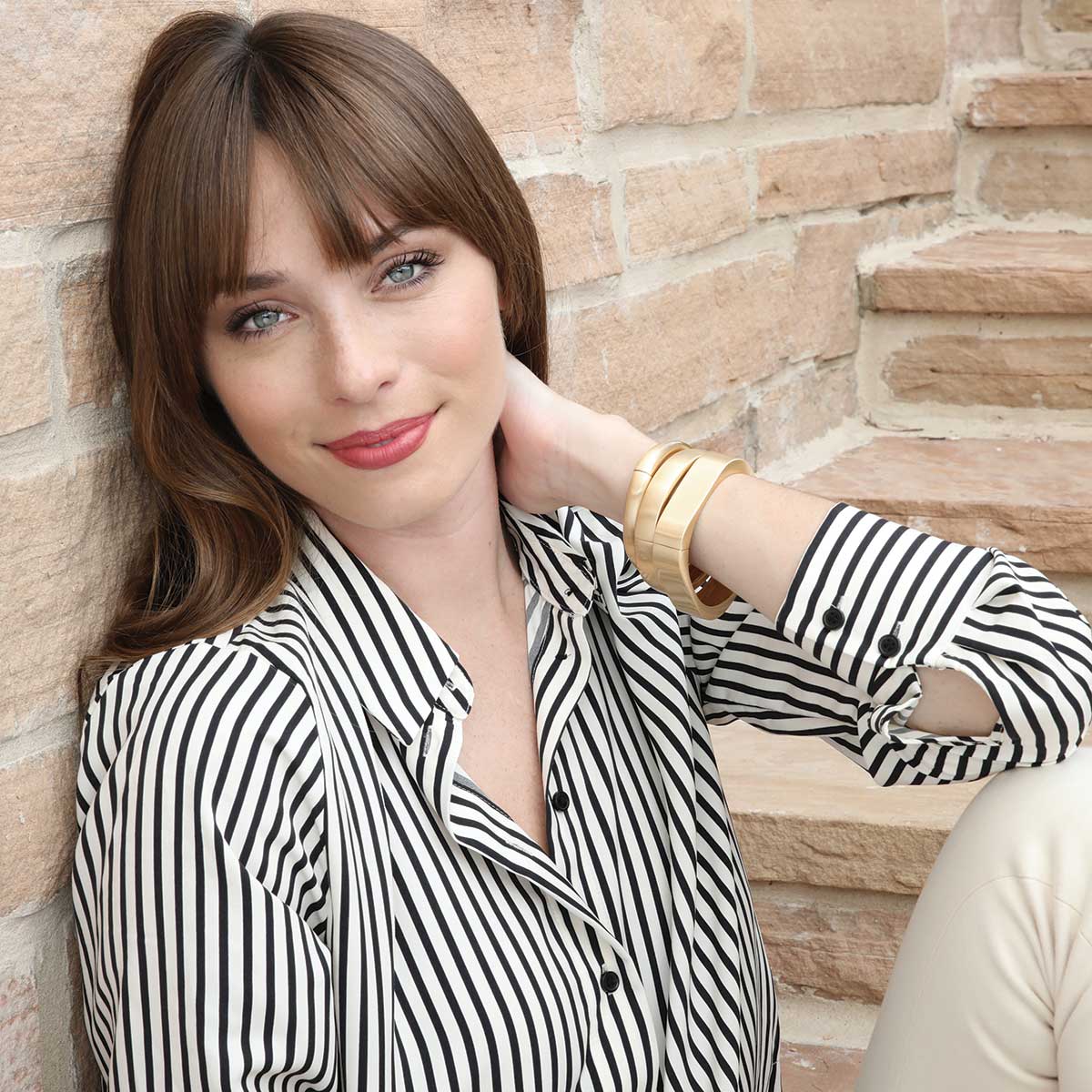 Canvas Style - Venta al por mayor Brazalete - Brazalete con bisagra Josephine en oro satinado1