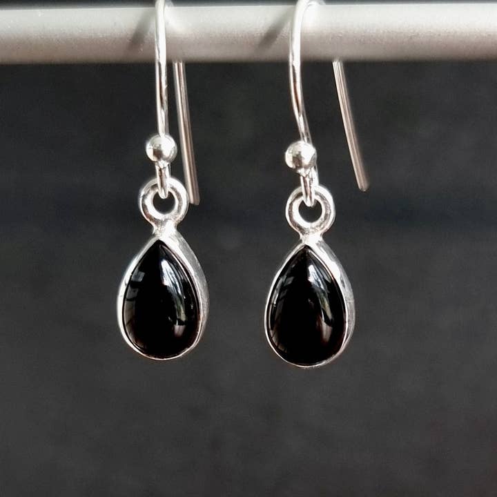 Orecchini a Goccia Piccola in Onice Nero | Argento Sterling 925, E5O per la vendita all'ingrosso da parte di Mistry Gems