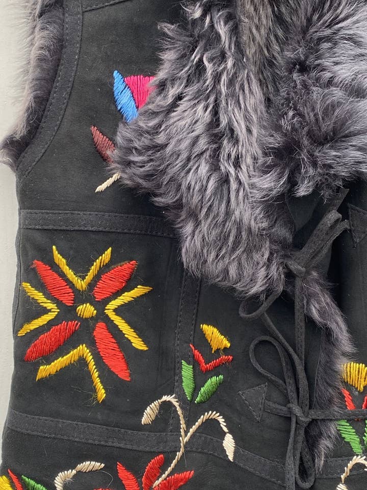 Dandelie - Vendita all'ingrosso Gilè imbottito - Donna - Gilet in pelle di pecora ricamato Fadwa