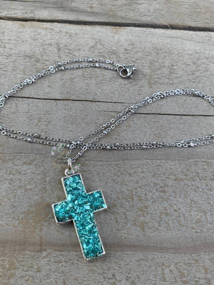 Krikand Cross halskæde for engroshandel hos Fierce Fringe Couture