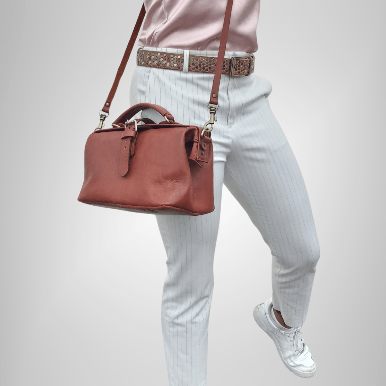 Artisan Stories - Vente Sac à main avec poignée sur le dessus – femme - Sac de Docteur Mini – Cuir Pleine Fleur Tan | Histoires d'Artisan1