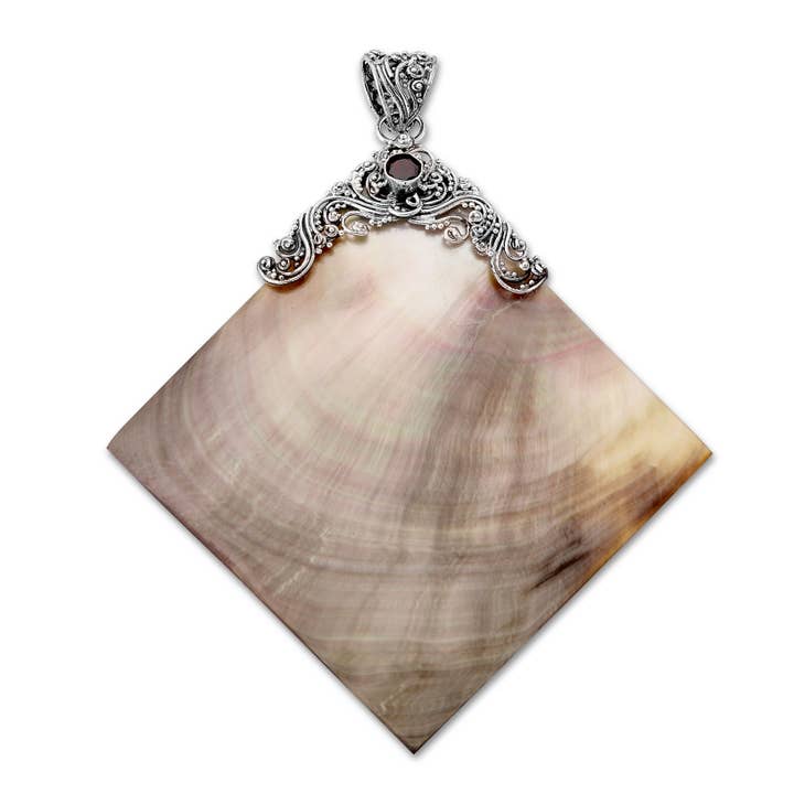 SS grå pärlemor hänge med granat Accent för wholesale av Eli Pebble