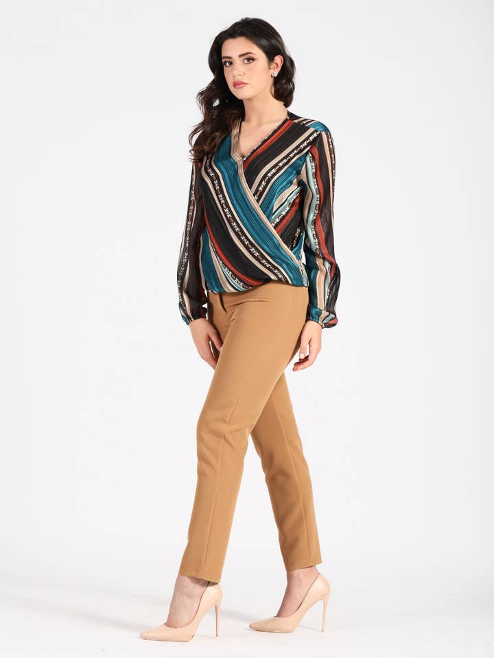 Pantalone con elastico in vita e frisi sulla sinistra per la vendita all'ingrosso da parte di Oltretempo