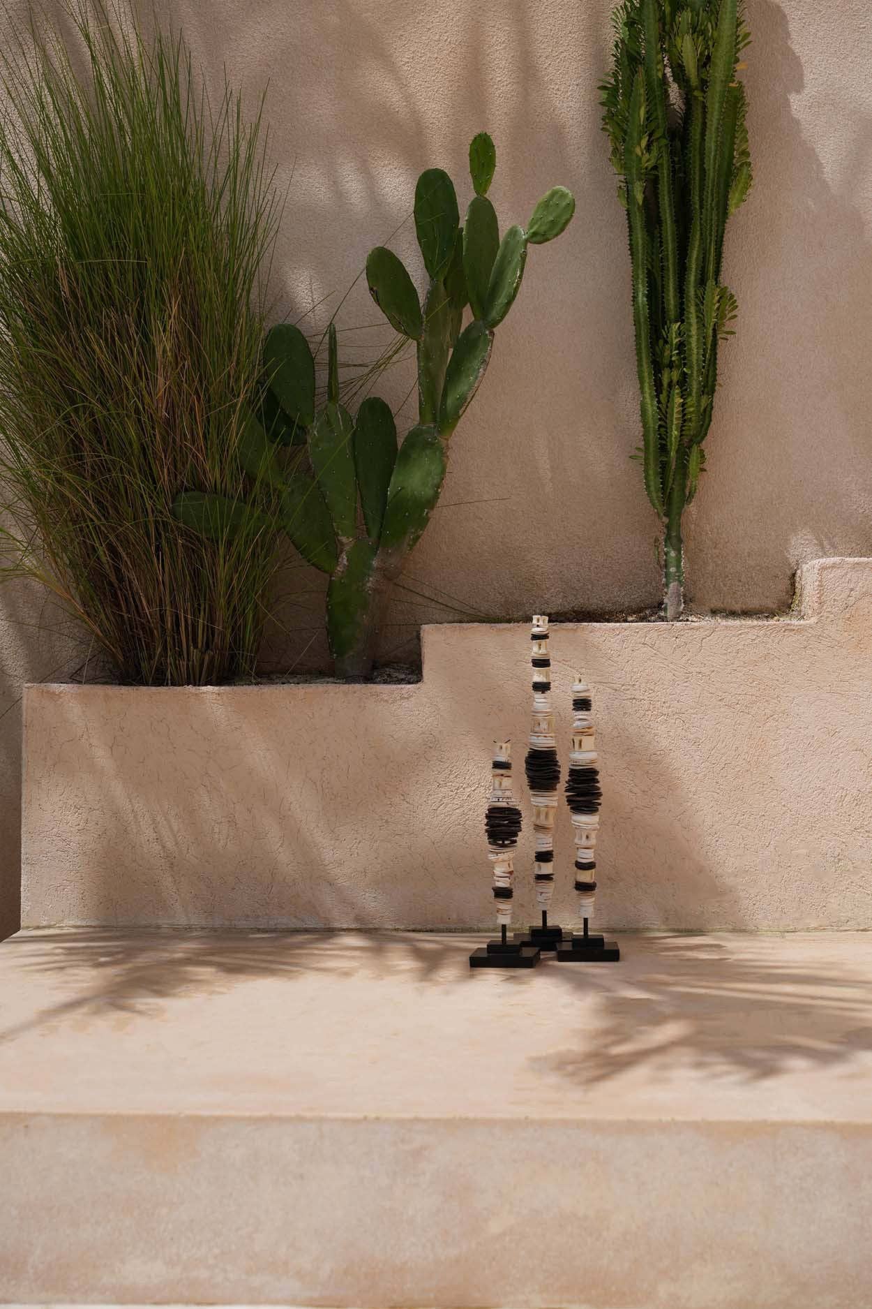 Bazar Bizar Living – Objeto de mesa decorativo por atacado – Concha decorativa em suporte – Preto e branco – Tamanho L4