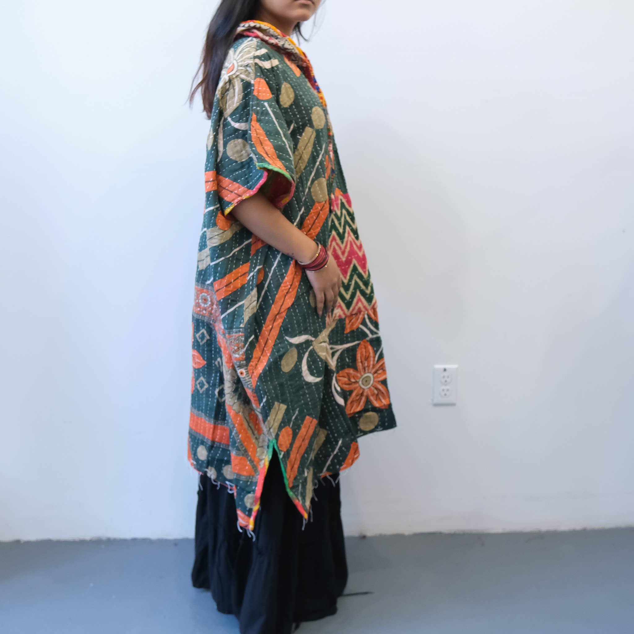 Karma Nepal Crafts – Engroshandel Poncho - Dame – Håndlavet Kantha Vendbar Poncho med Hætte11