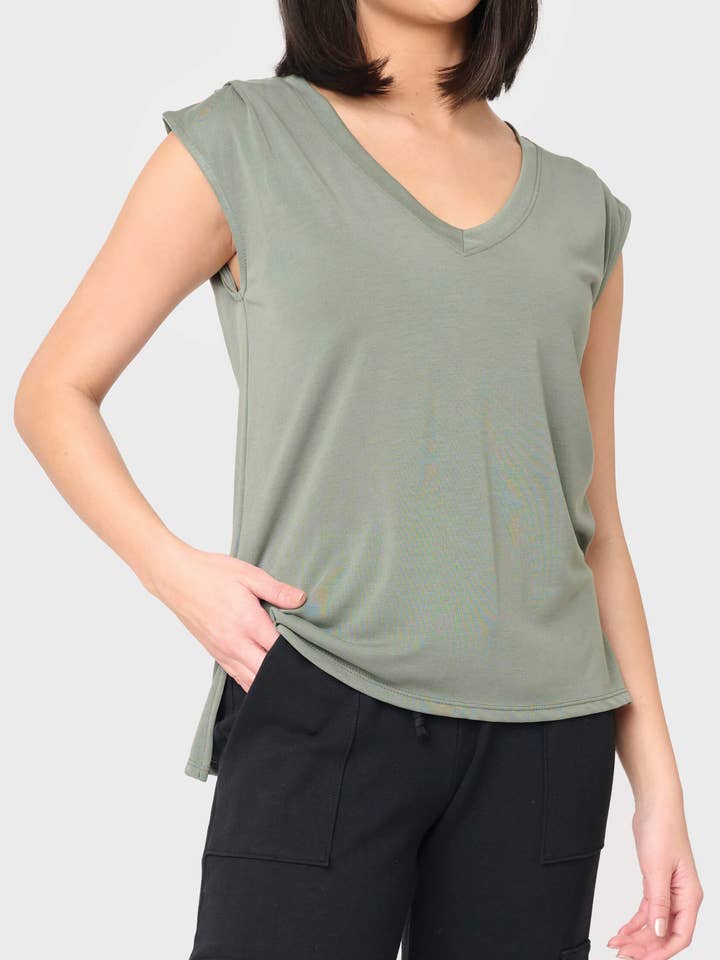 T-shirt col V The Favorite Luxe Essentials pour la vente par Gibsonlook