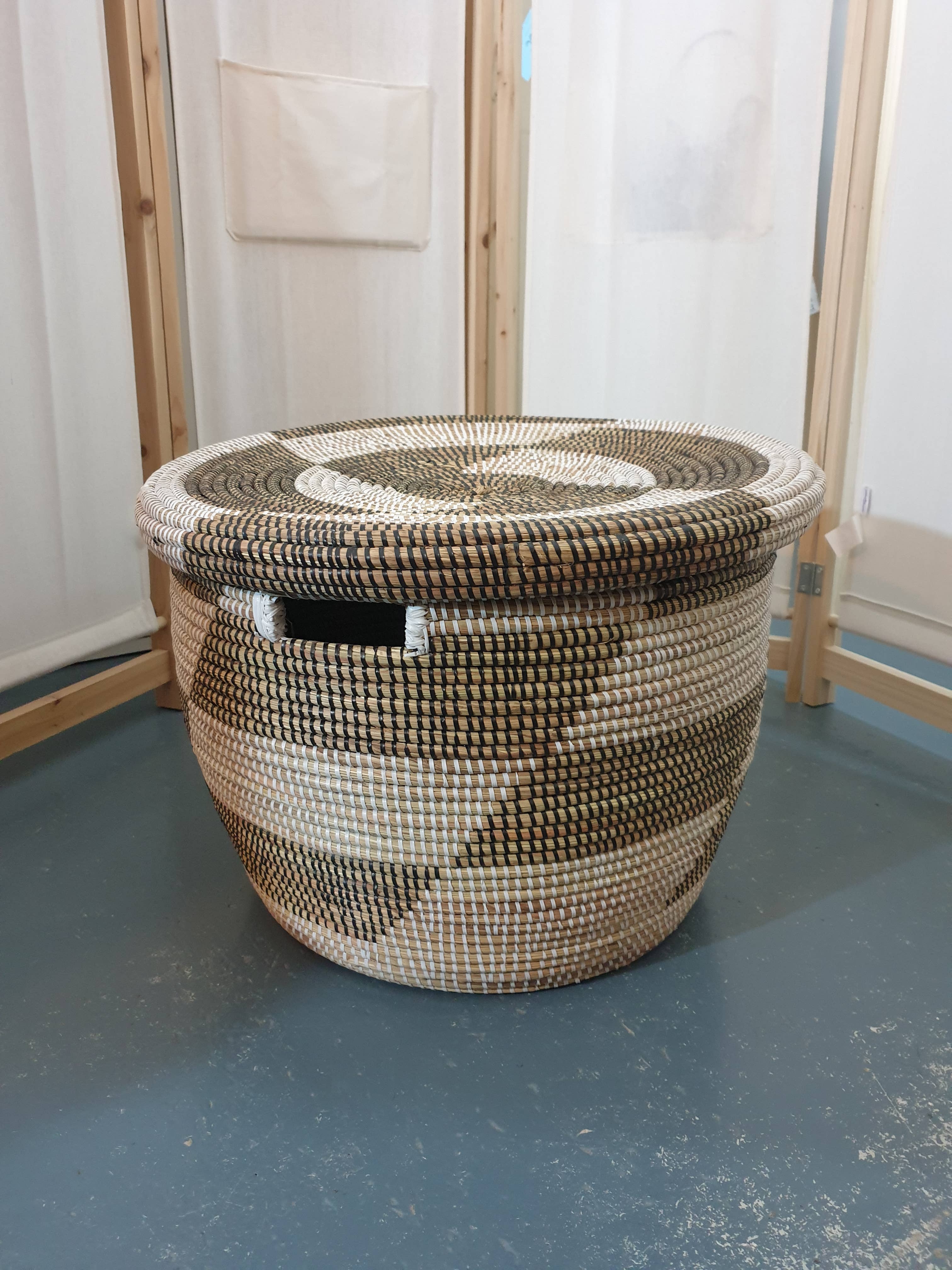 Jakarasi - Vendita all'ingrosso Cestini - Cesto porta biancheria boho intrecciato a mano in erba marina0