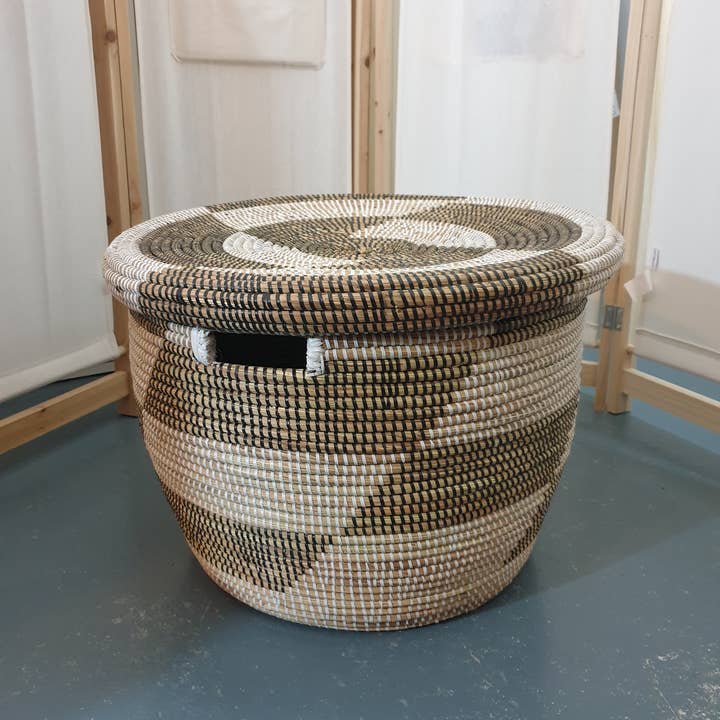 Jakarasi - Wholesale Basket - Handwoven boho laundry basket made of seagrass