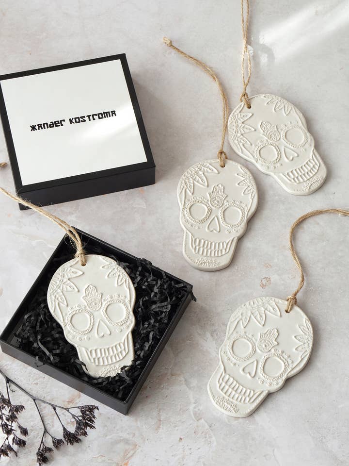 4 pièces de décoration de luxe en grès, crème, en grès, dans une boîte cadeau pour la vente par Xander Kostroma