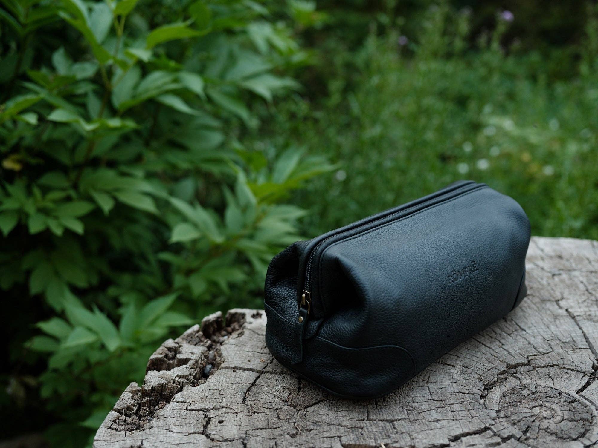 Rōmfrē Travel Co. – wholesale Necessär - Unisex – Bred Mun Dopp8