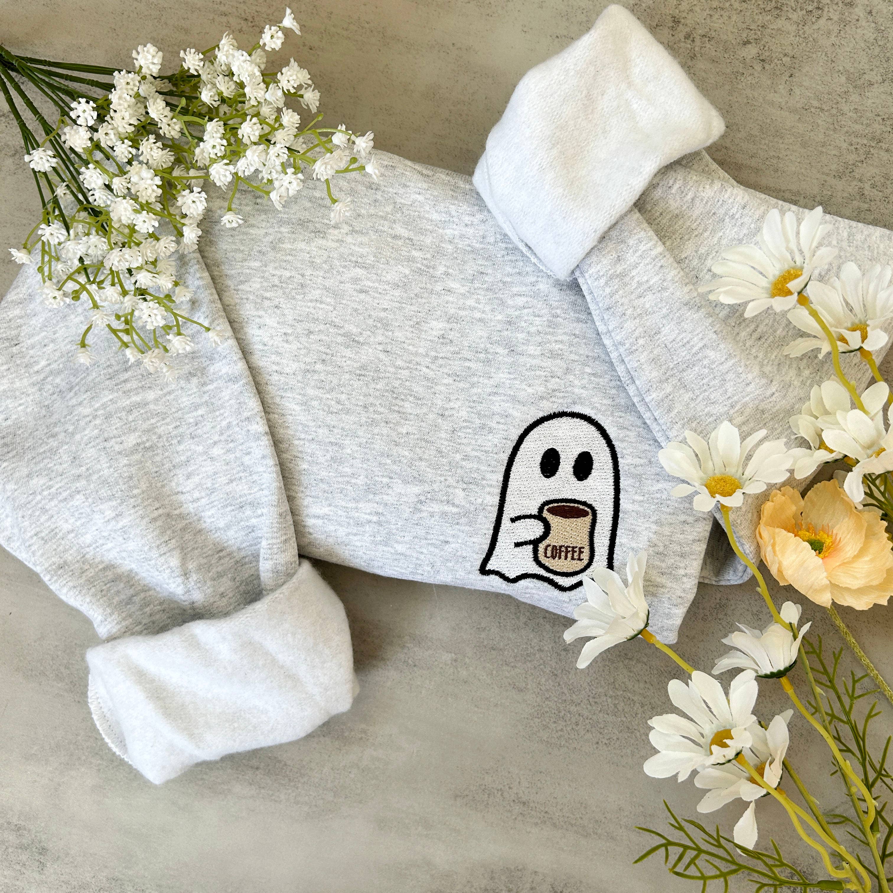 Plantiful Design Co - Wholesale Sweatshirt - Dames - Geborduurd sweatshirt met Halloween-spookkoffie1