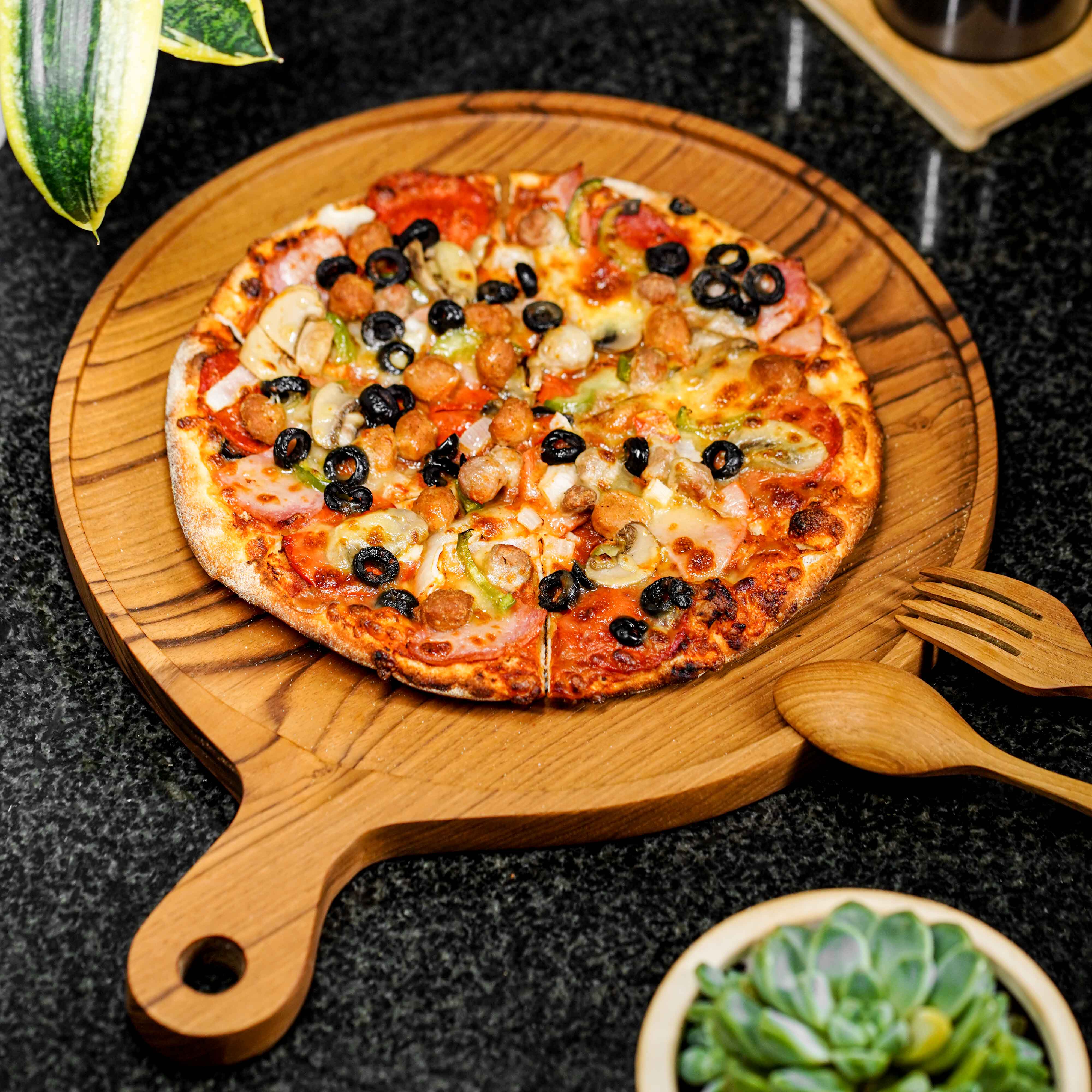 Rainforest Bowls - Wholesale Pizza Board - 12 Inch Teak Wood Pizza Board with Handle & Rim5