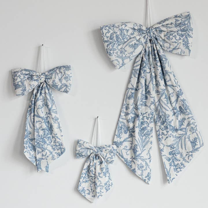 Bows Star Toile Baby Blue Stof for engroshandel hos Luxe B Co