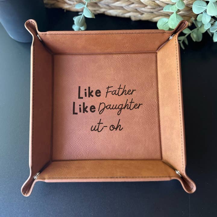 Simpatico vassoio portaoggetti «Like Father Like Daughter» per la vendita all'ingrosso da parte di Teele and Co.