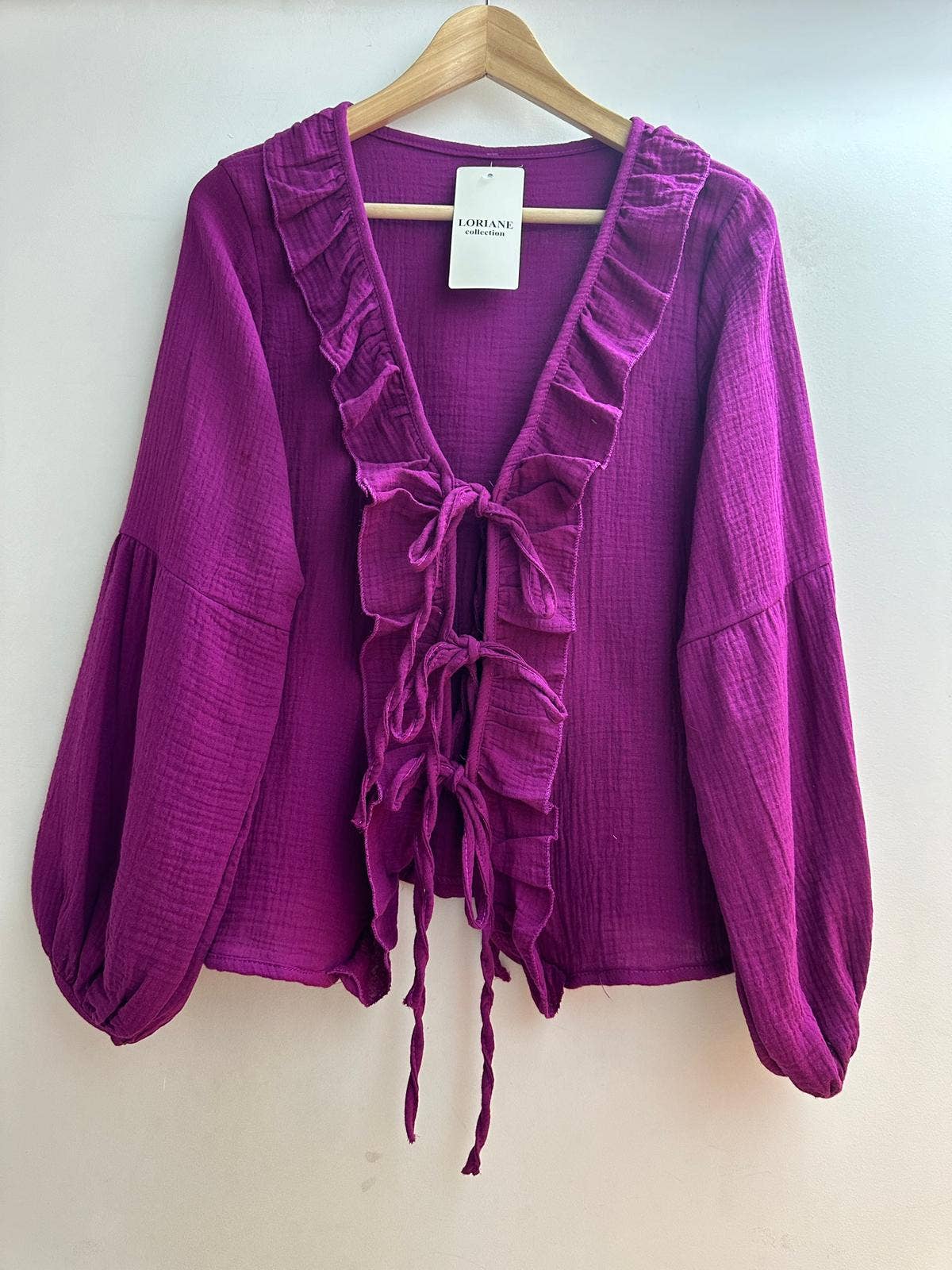 LORIANE – Camisa com botões no colarinho – Mulher por atacado – Camisa de algodão com amarração e nó, tamanho único14