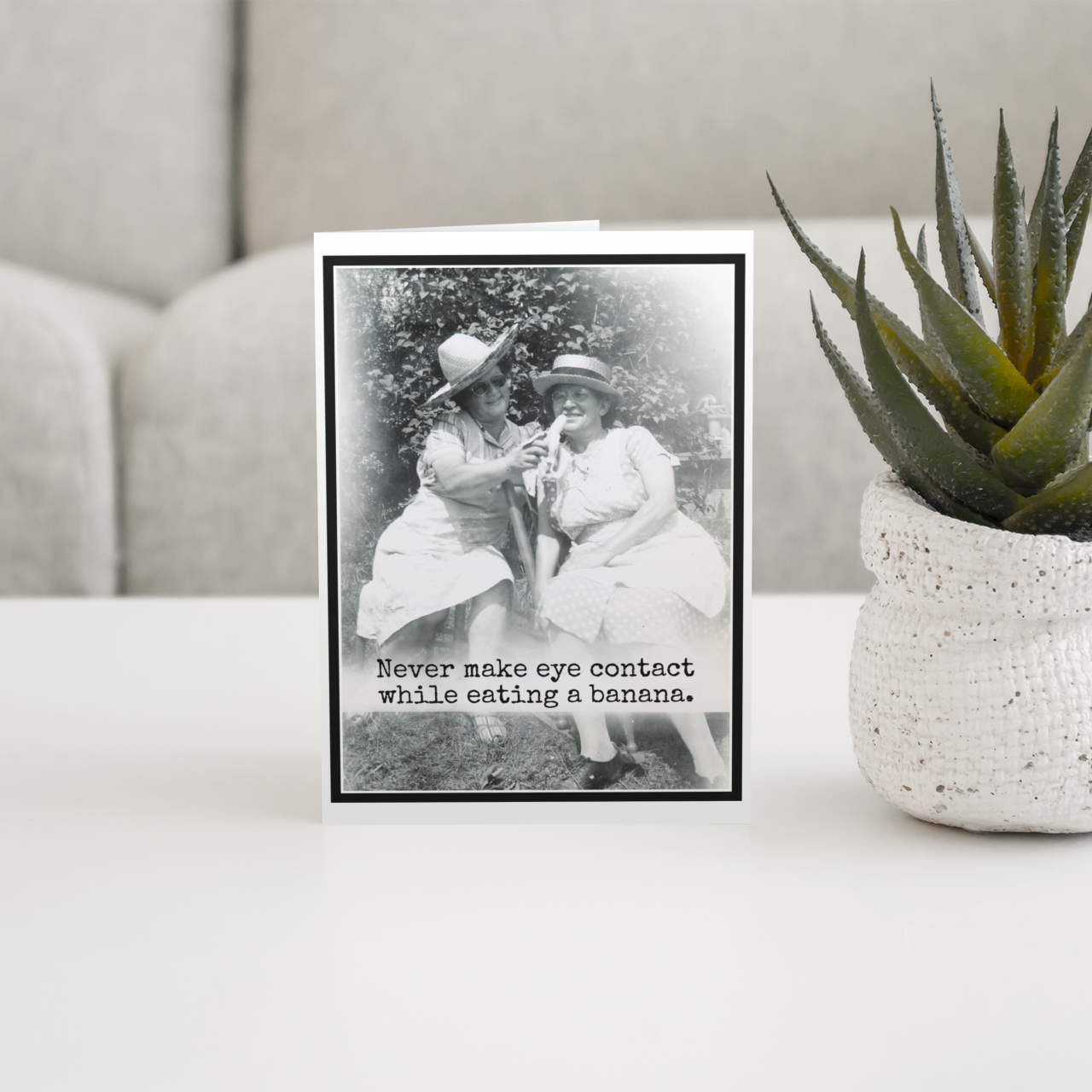 Raven's Rest Studio – wholesale Vardagliga hälsningskort – Roligt kort. Undvik ögonkontakt när du äter en banan.2