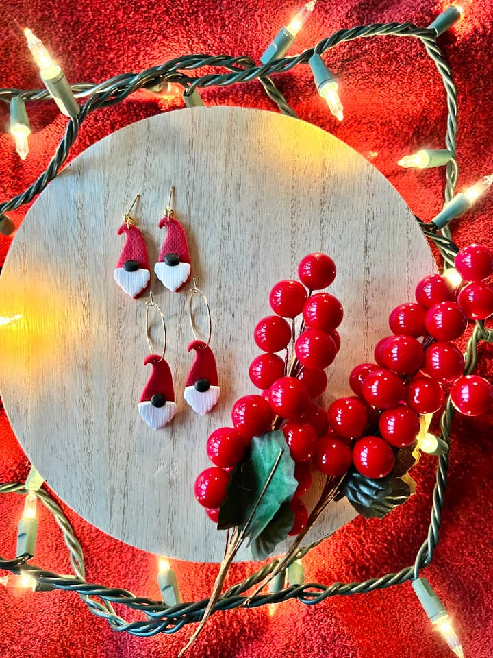 Boucles d'oreilles Nain de Noël, Boucles d'oreilles Gnome Clay pour la vente par SeizeTheClayJewelry