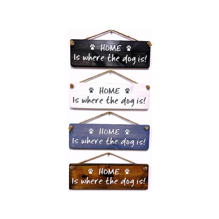 Targa in legno da appendere a mano «Home is where the dog is» per la vendita all'ingrosso da parte di The Giggle Gift Company