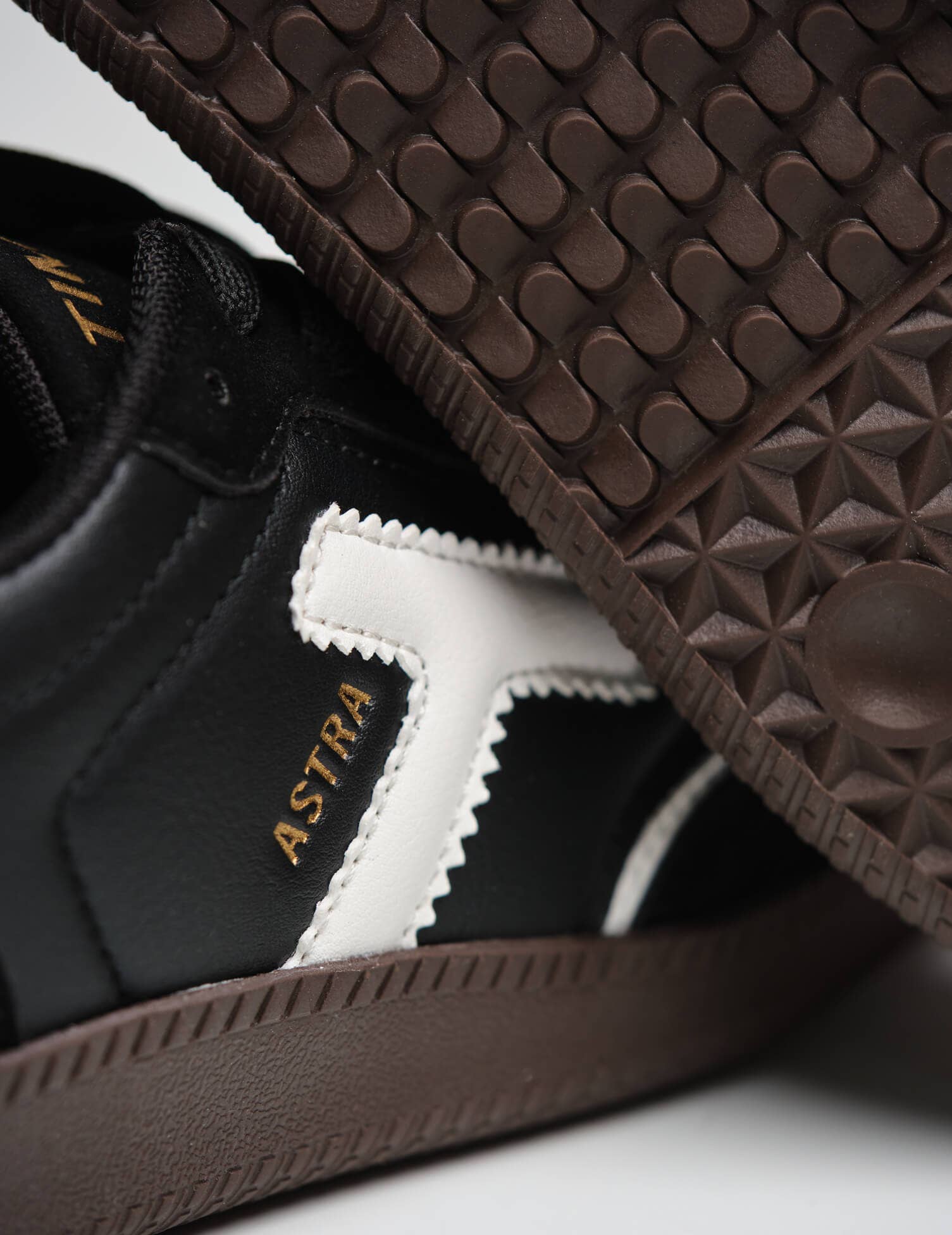 Timpers - Wholesale Lifestyle Sneakers - Unisex - Zapatillas veganas negras diseñadas por personas con discapacidad5