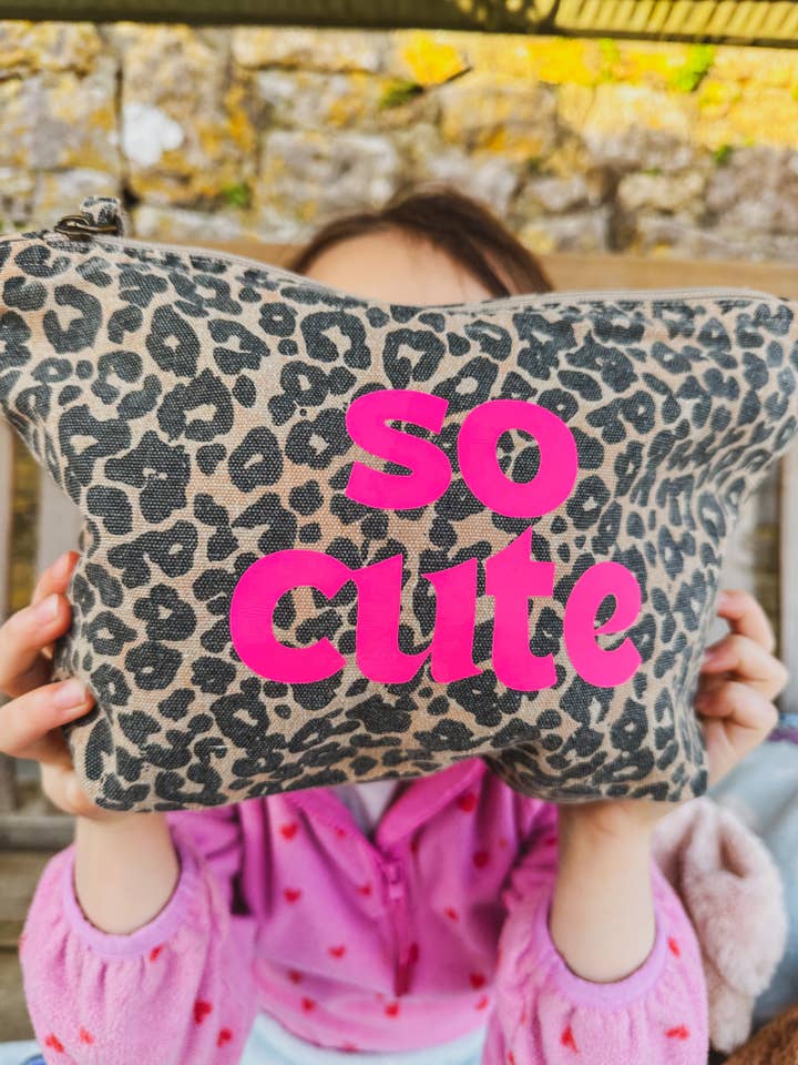 Pochette stampa leopardata - Così carina - Design di Dottie per la vendita all'ingrosso da parte di Dottie Wombat