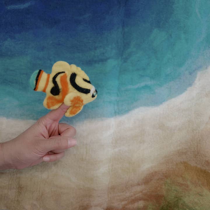 Handpuppe Waschbär, Schmetterlingfisch, Filzspielzeug, tropische Fische aus Filz | Fingerpuppe aus Filz für den Großhandel von Play Planet