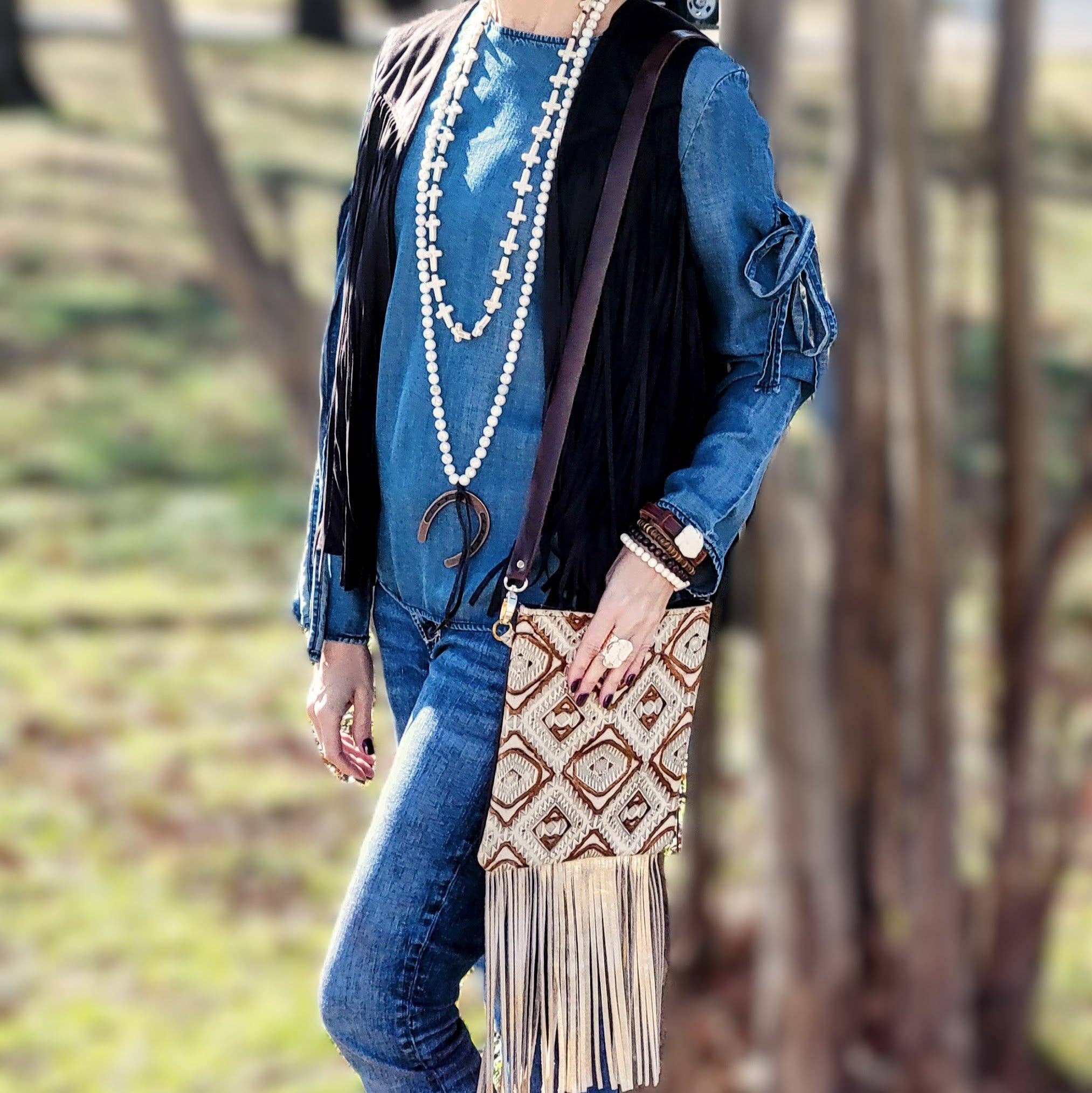 The Jewelry Junkie - Vendita all'ingrosso Collane di perline/perle - Collana con croce in turchese bianco e perline di legno 258o2