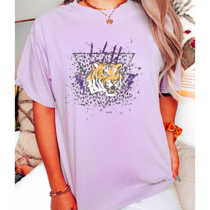 T-shirt LSU Tigers Game Day Rocker Comfort Colors pour la vente par Gia Gifts Boutique