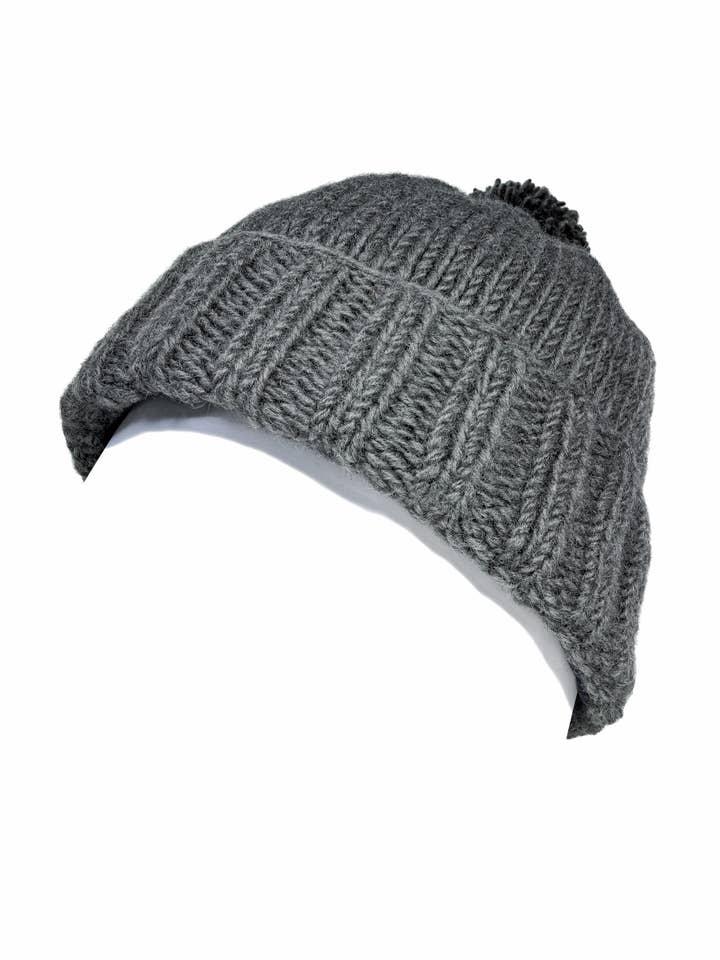 Met de hand gebreide pomponmuts voor wholesale door Sealuna e.U.