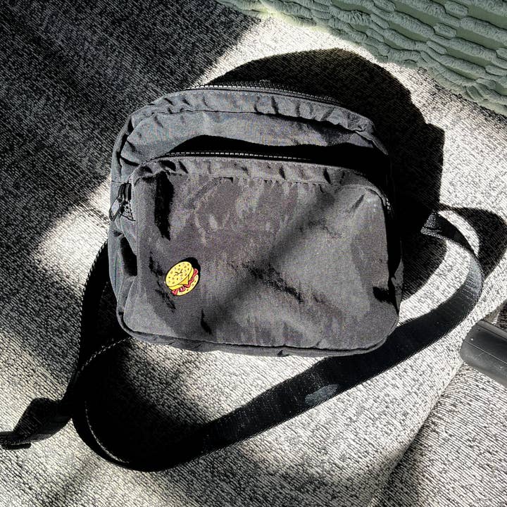 CaraCaraNYC - Vendita all'ingrosso Spilla da bavero - Spilla smaltata Bacon Egg and Cheese (BEC) NYC 2,5 cm2