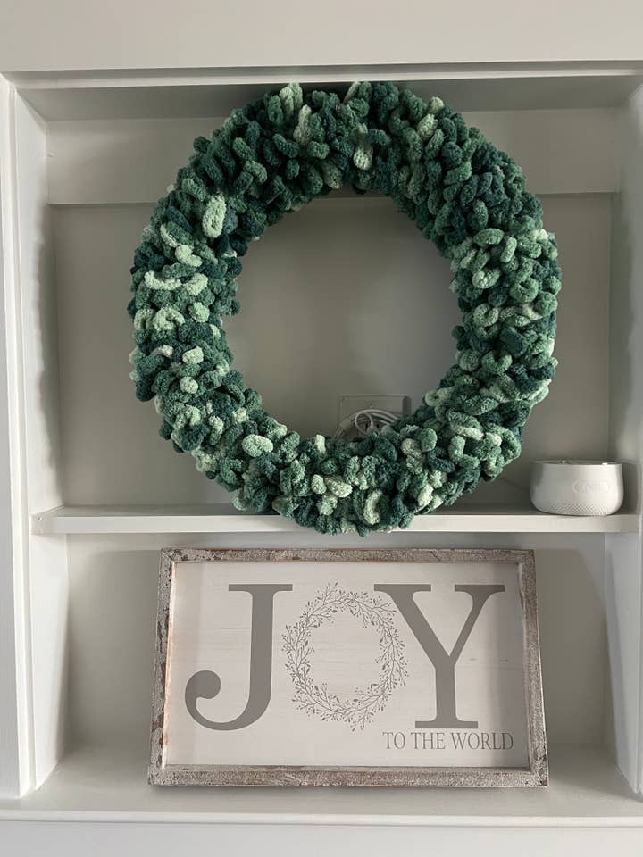 Cozy Christmas Wreath for wholesale by Best Cozy Throws