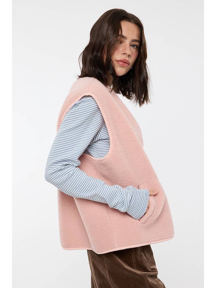 Wishlist Apparel - Wholesale Outerwear Vest - Women's - SHERPA VEST / WL25-106252