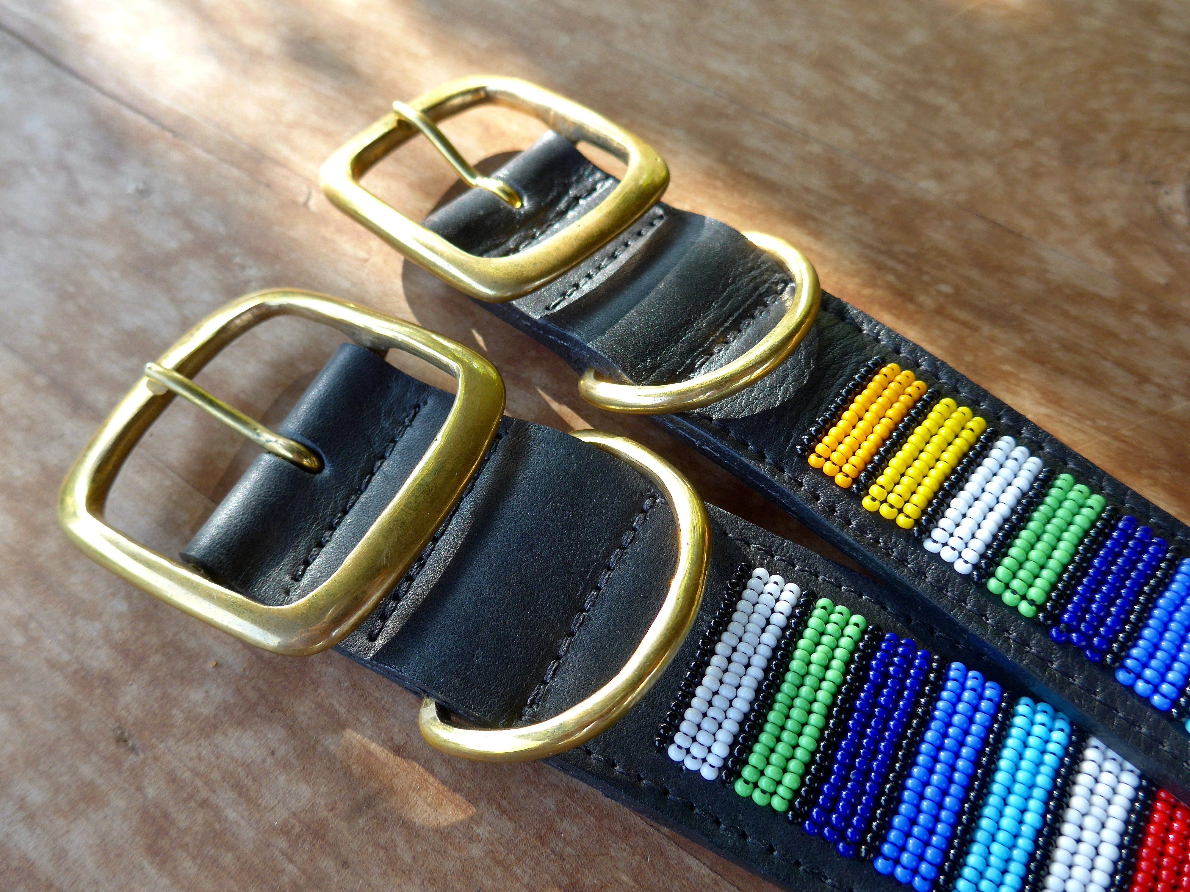 WILD at HEART Kenya - Vendita all'ingrosso Collare - Cani - Collare per cani in pelle nera con perline arcobaleno1