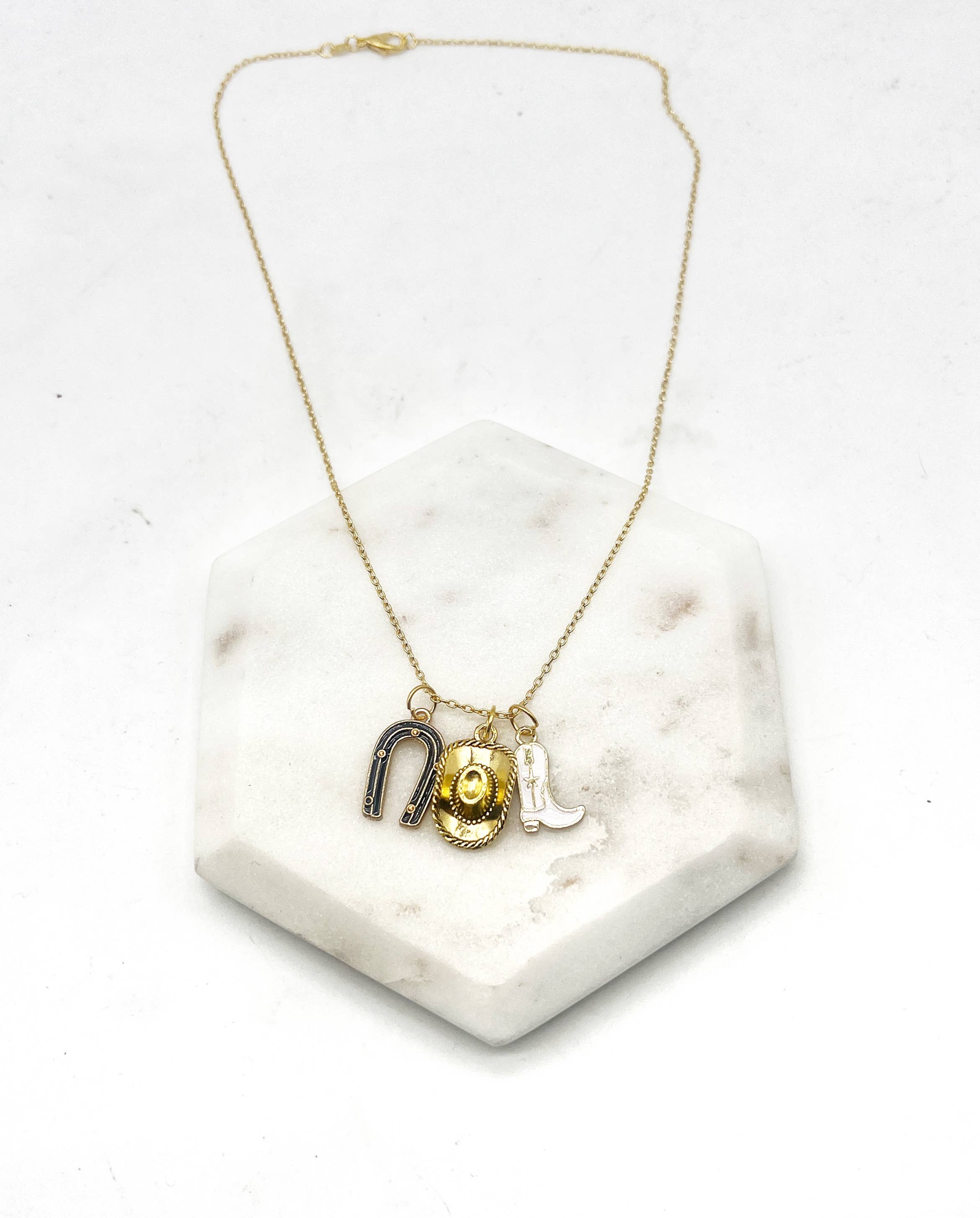 Baubles by B - Vente Colliers à pendentif - Collier à breloques Country Concert, chapeau de cowboy, bottes en fer à cheval10