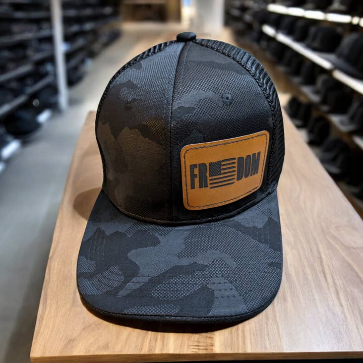 Cappello da camionista mimetico nero con toppa in pelle con bandiera USA della libertà per la vendita all'ingrosso da parte di 2A Solutions