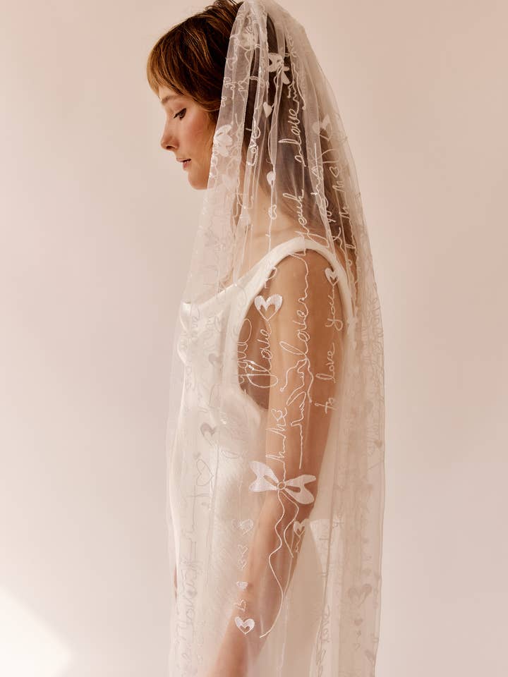 Véu de Tule Bordado com Carta de Amor Matilda por atacado de Dove Grey Accessories