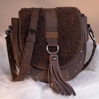 Honey Beez Boutique – Engroshandel Crossbodytaske - Dame – Wrangler Sherpa Saddle Crossbody Taske