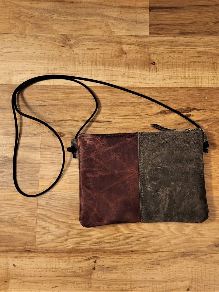 Sac zippé en cuir bicolore Andi - Bordeaux et gris pour la vente par Shift Clothier, Inc.