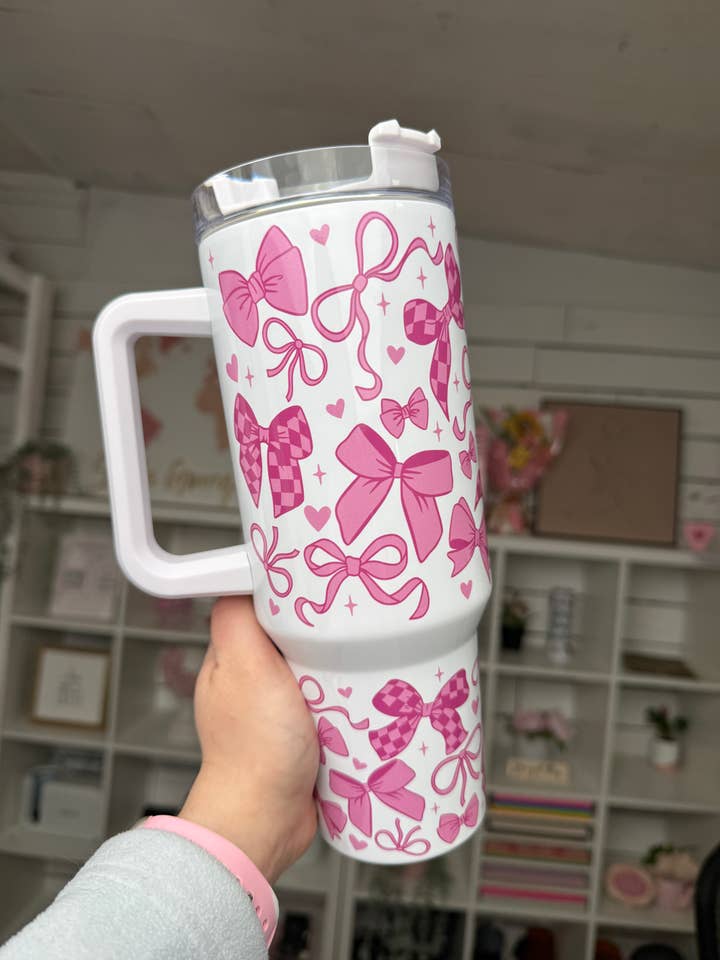 Coquette Bows Rosa 40 oz termosmugg för wholesale av Selena Marie LLC