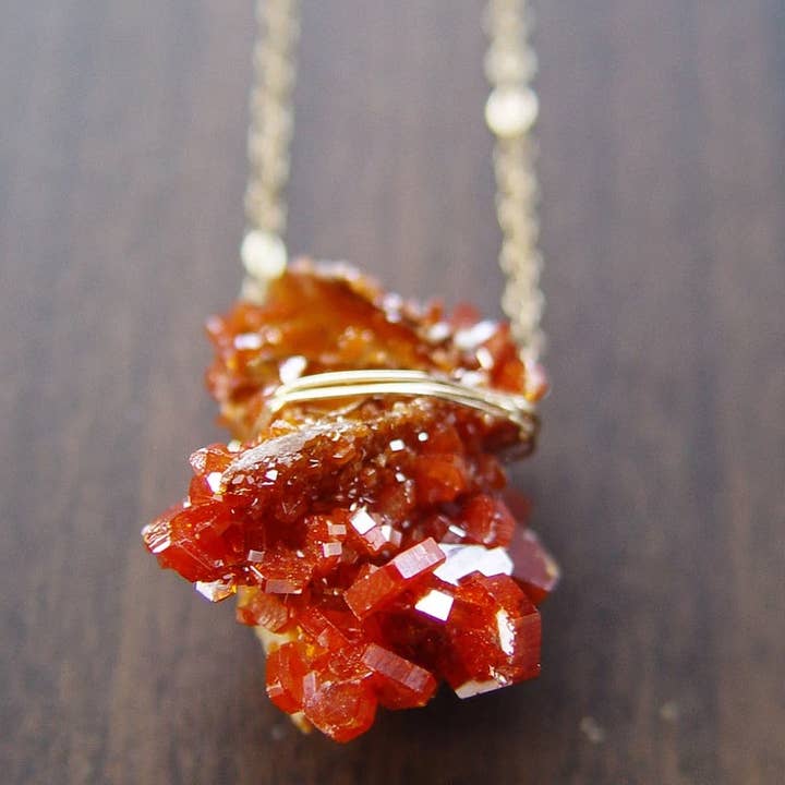 Friedasophie - Wholesale Halskettinghanger - 14k gouden halsketting van bordeauxrood vanadinietkristal, Raw Va3