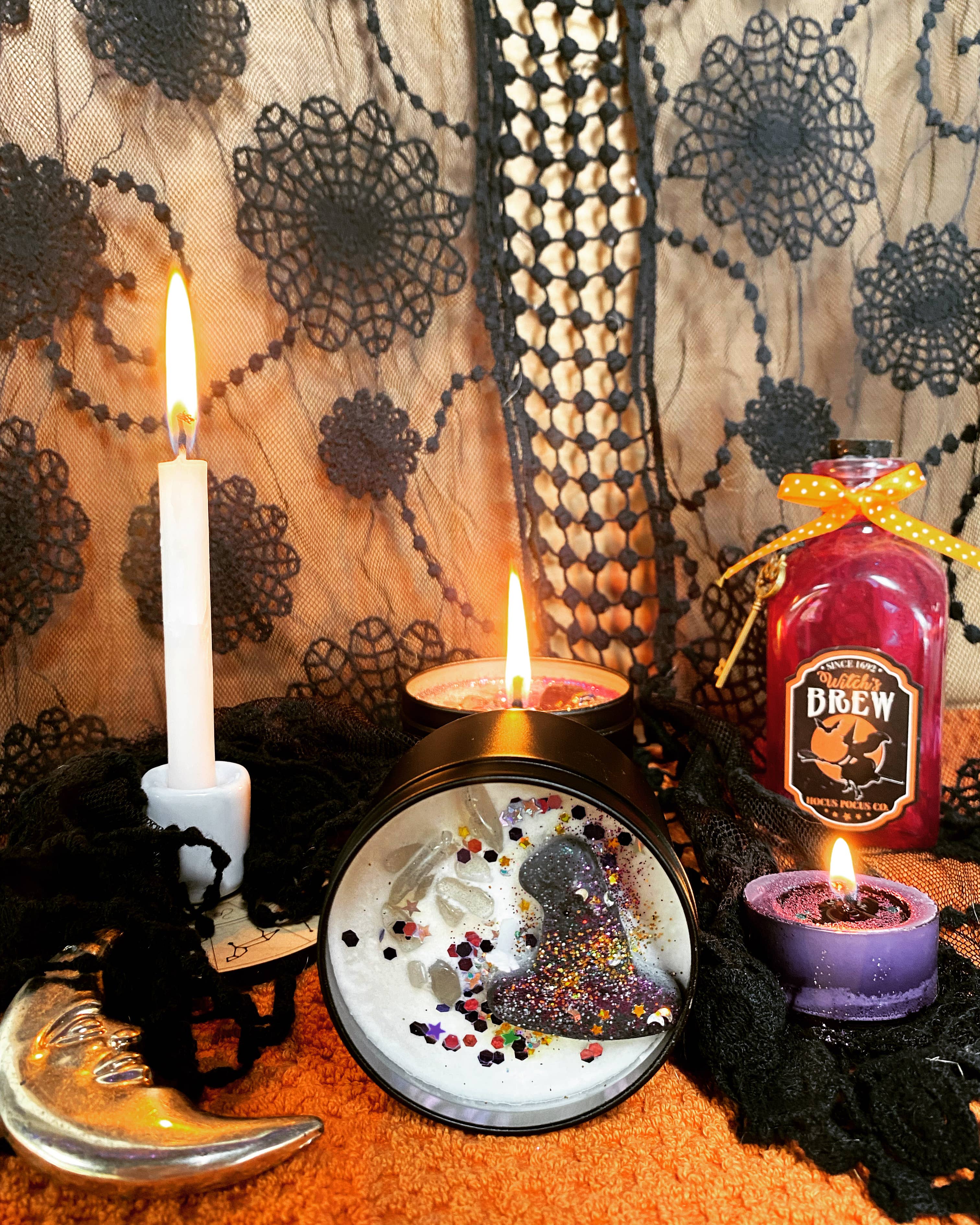 Raven’s Hearth – Großhandel Kerze im Glas / gefüllte Kerze – Salem Hexenkerze | Rose & Whiskey | Halloween1