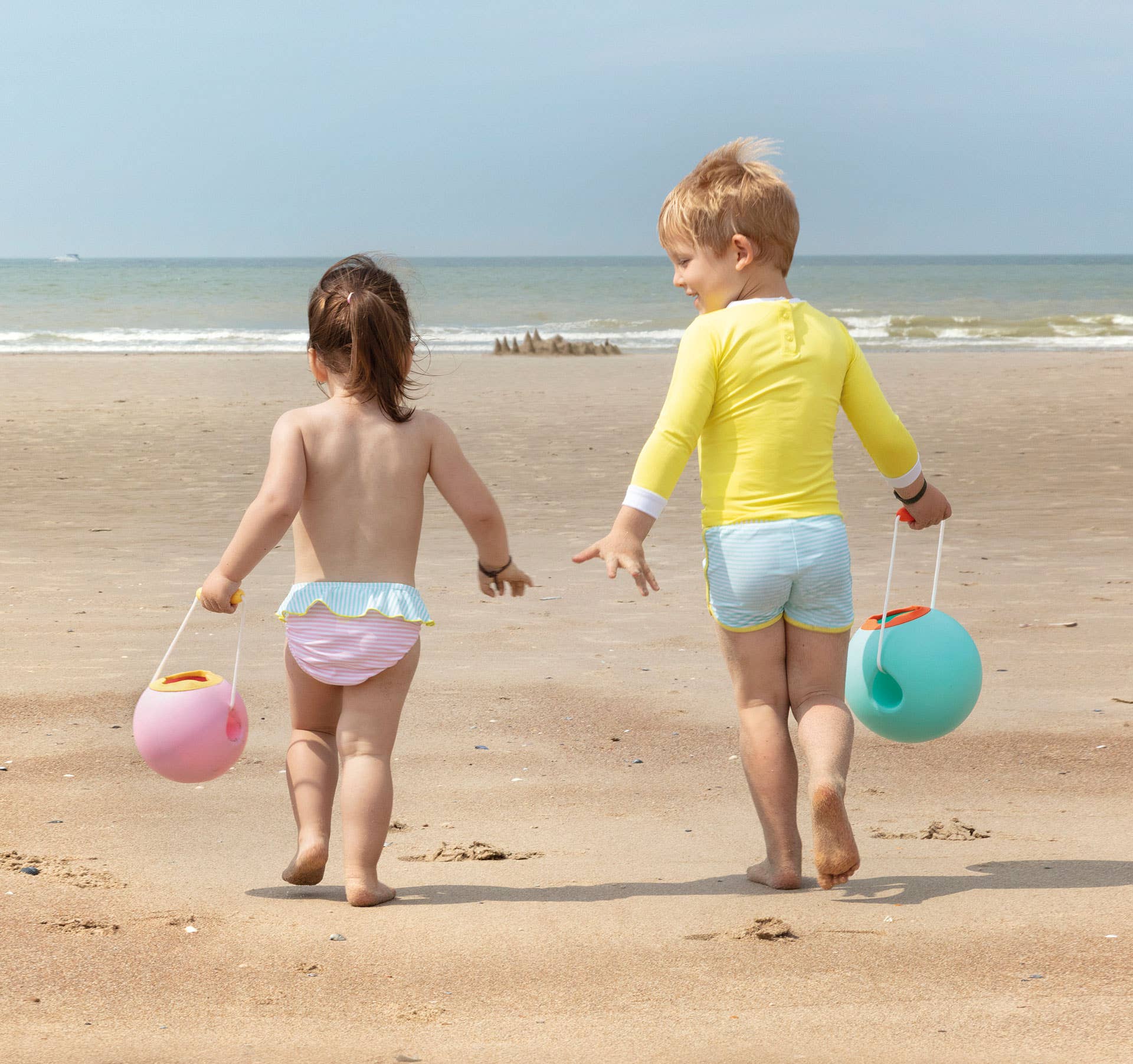 Quut Toys - Wholesale Beach/Pool Toy - Kids & Baby - Quut Mini Ballo - Kids smart, modern design no spill bucket1