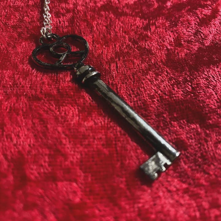 Leafy Ann Art - Wholesale Pendant/Charm Necklace - Antiqued Silver Skeleton Key necklace 2