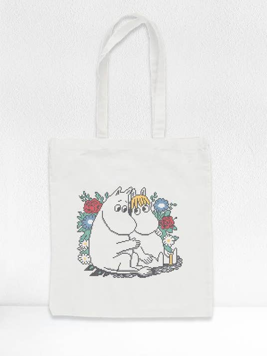 Kit au point de croix avec sac fourre-tout - Moomin Love pour la vente par The Folklore Company
