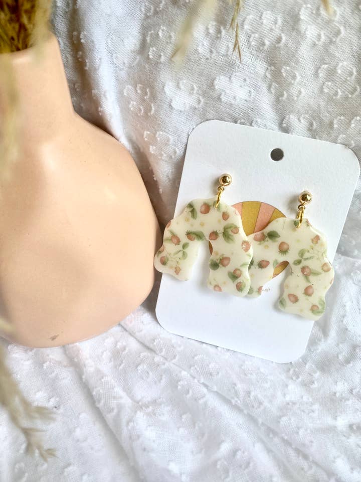 Jordbærmarker squiggle arch dingle øreringe for engroshandel hos Terra Made