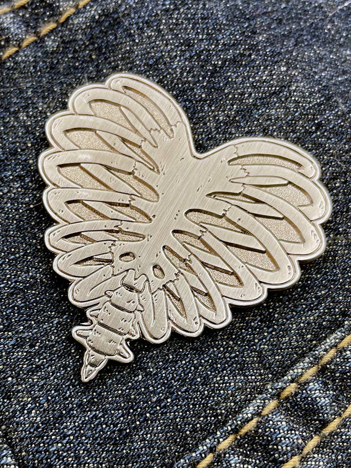 Herzförmiger Rippenkäfig Emaille-Pin für den Großhandel von Mallory Hart Art